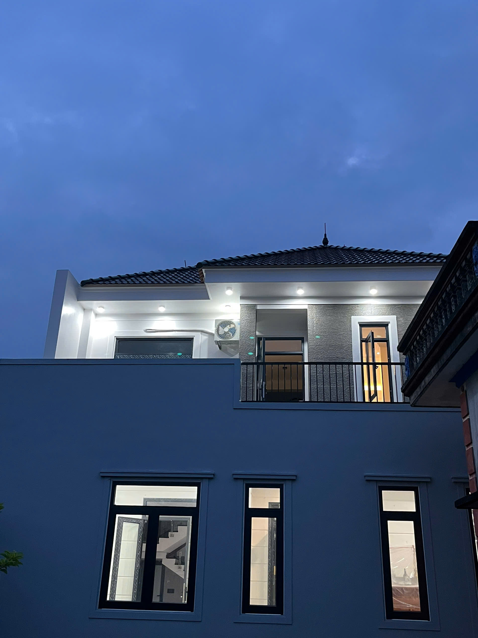 Đèn ống bơ rạng đông